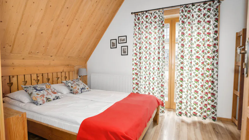 Sypialnia z łóżkiem małżeńskim i wyjściem na balkon